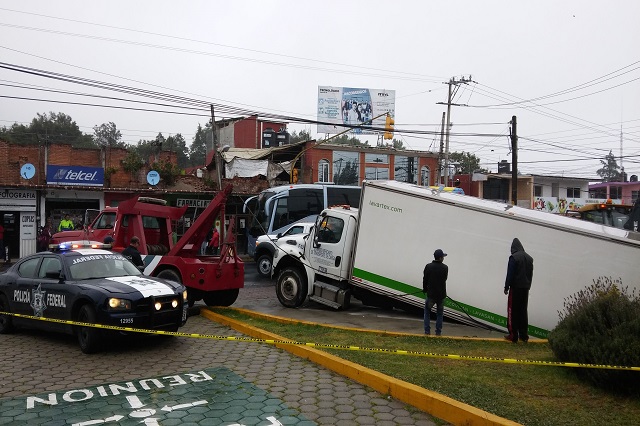 Hundimiento en CESSA de Tlatlauquitepec se lleva un camión