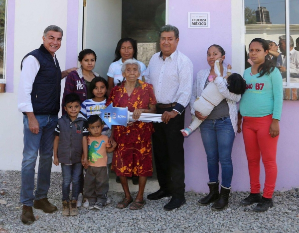 Gobernador entrega casas reconstruidas en Huehuetlán El Chico