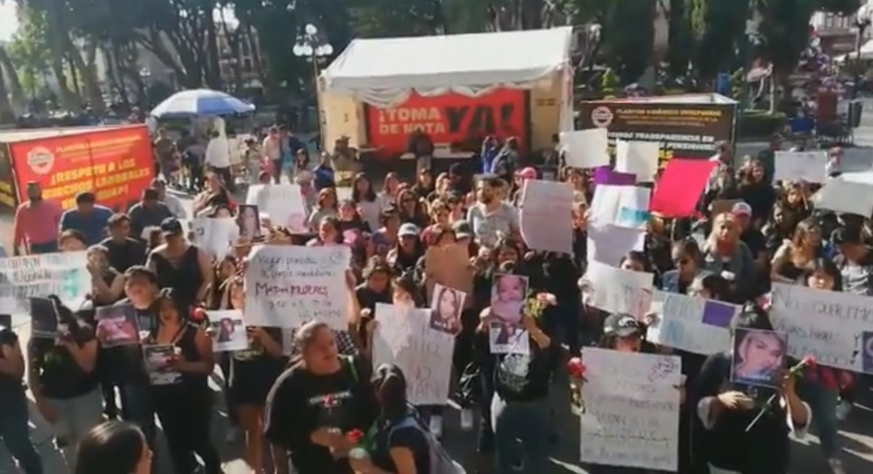 Marchan y se manifiestan contra el feminicidio en Puebla
