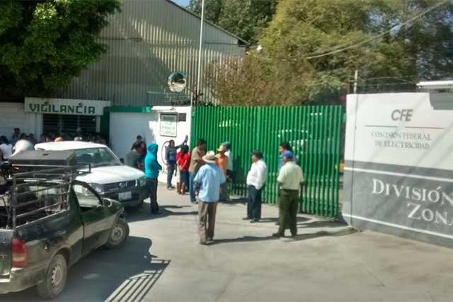 Con manifestación, exigen a CFE que instale medidores en Tehuacán