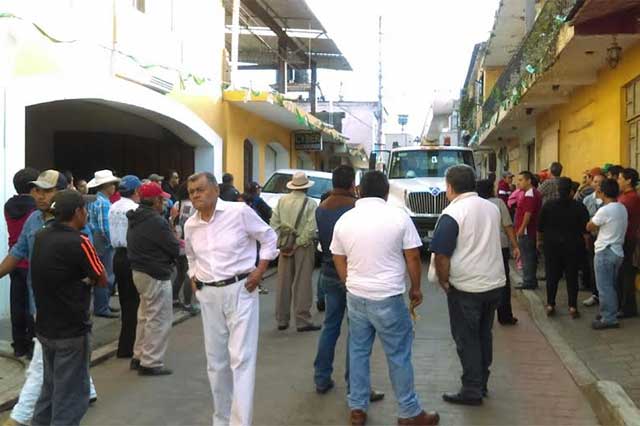 Suspende CFE energía en Huauchinango y ocasiona protestas y cierre de calles
