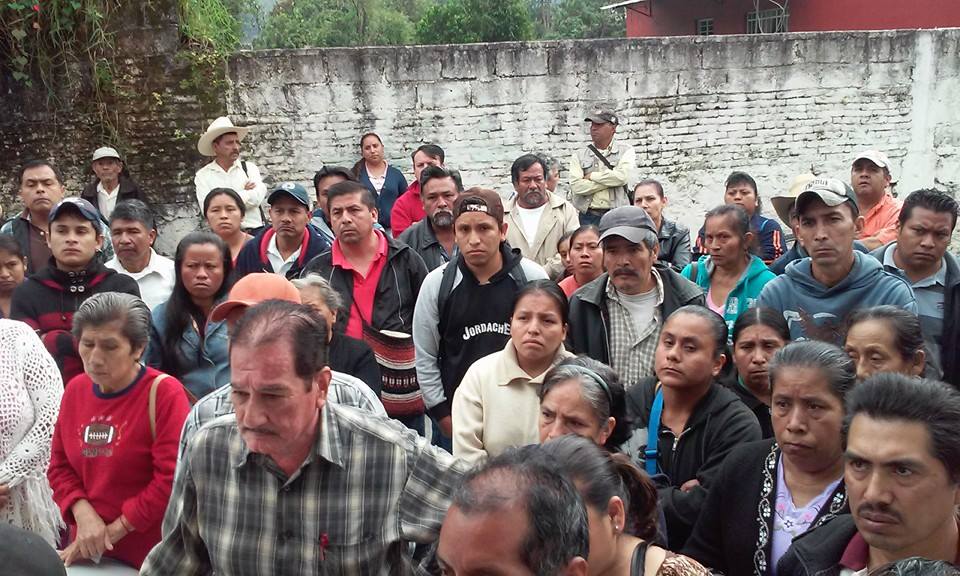 Por cobros excesivos protestan contra CFE en Xicotepec