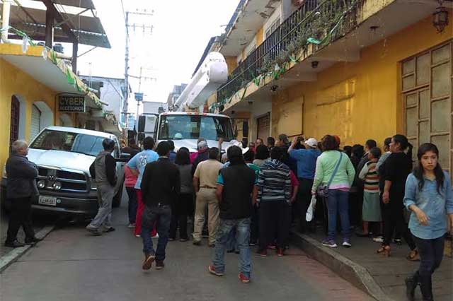 Suspende CFE energía en Huauchinango y ocasiona protestas y cierre de calles