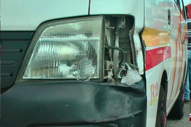 Camión de la CFE choca contra transporte público en Teziutlán