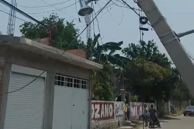 Advierten riesgos por caída de poste de CFE en barrio de Izúcar