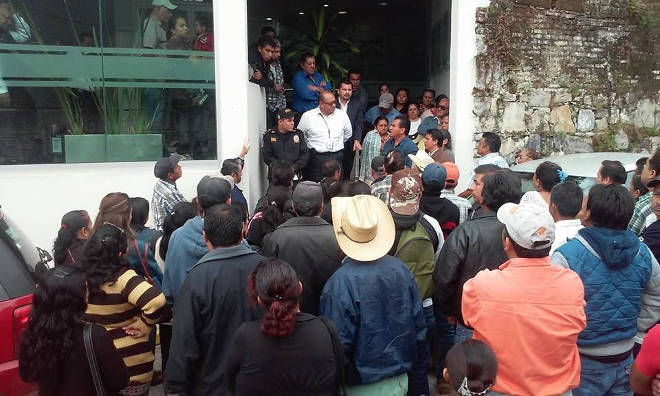 Usan diablitos y protestan contra CFE en Xicotepec