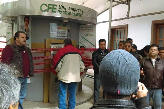 Clausuran en Huauchinango cajero de CFE por apagones