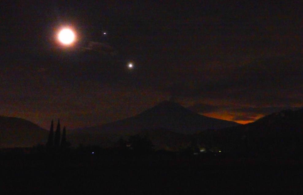 Así se ve la conjunción de Venus, Júpiter y la luna desde Puebla