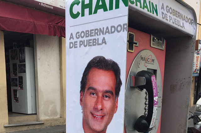 Tapiza Chaín casetas telefónicas de Atlixco con su fotografía