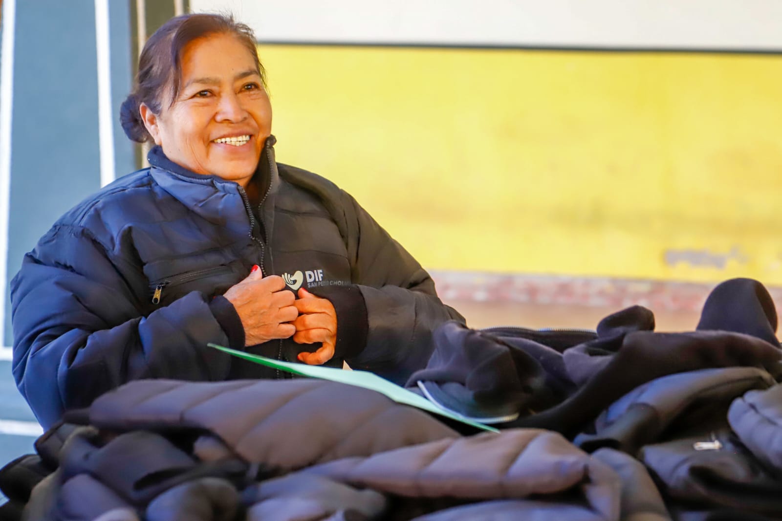 Con Abrigando Cholula entrega 4,500 chamarras en SACH