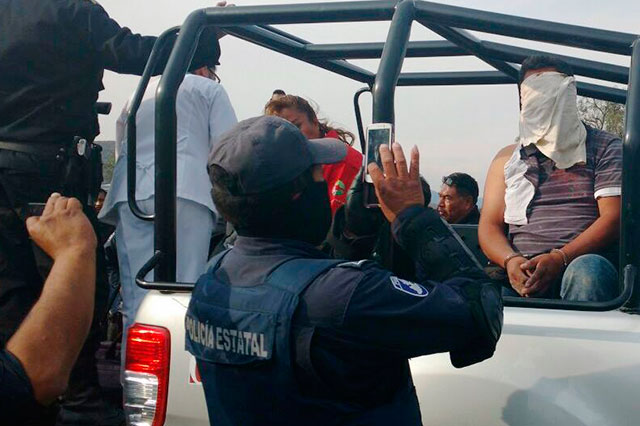 Pobladores linchan a presunto delincuente en Chapulco  
