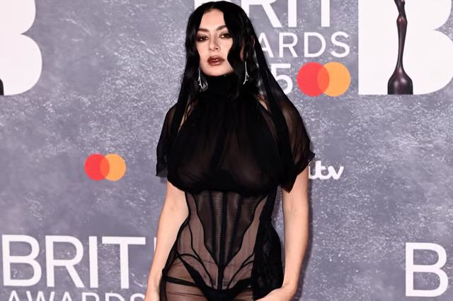 Charli XCX arrasa en los Brit Awards 2025 con cinco premios