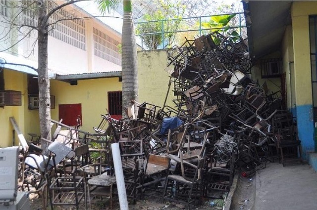 Urge deschatarrización en escuelas; acumulan muebles inservibles