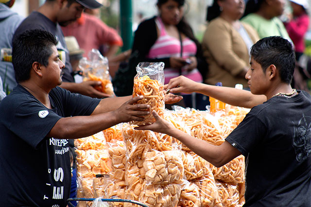 Comida chatarra favorece aparición de cáncer, afirma director del InCan