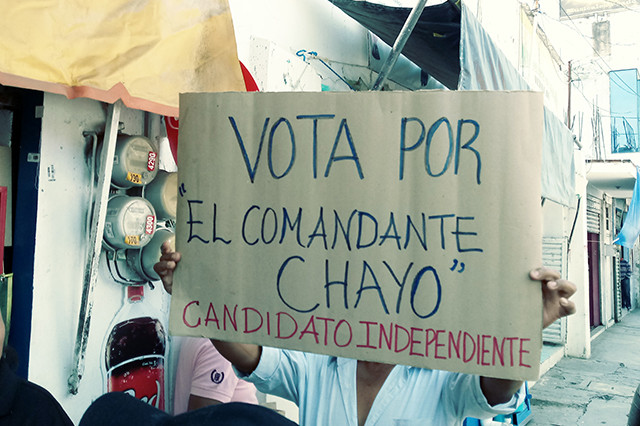 Comandante Chayo hace campaña electoral con cartones en la Mixteca
