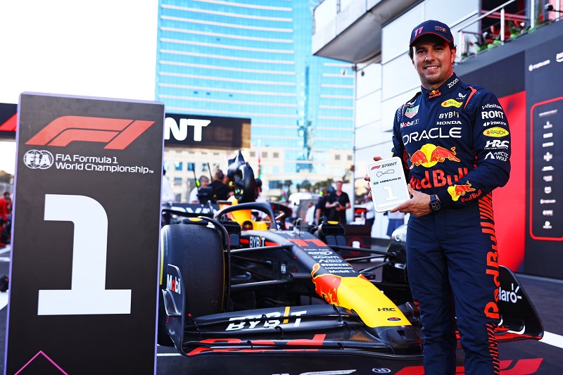 Checo Pérez se lleva la carrera Sprint en Baku y Verstappen es tercero