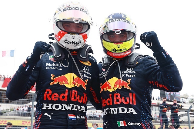 Verstappen regala auto deportivo a 'Checo' Pérez
