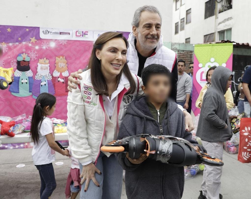 Entregan Chedraui y Marielise Budib juguetes en Villa Frontera