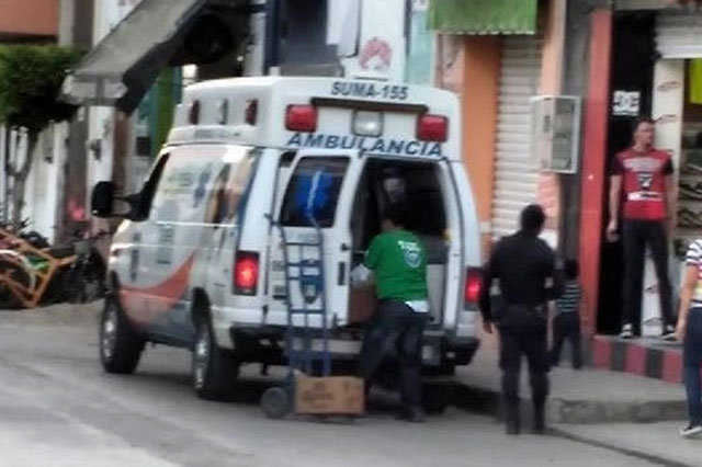 Transportan cajas de cerveza en ambulancia de SUMA en Acatlán 