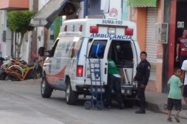 Transportan cajas de cerveza en ambulancia de SUMA en Acatlán 