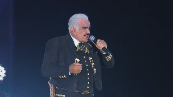 Se disculpa Vicente Fernández por juzgar hígado gay