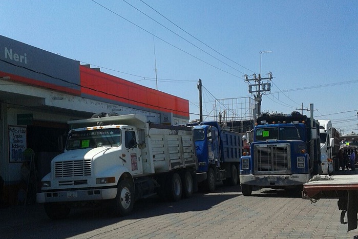 Por adeudo, paran labores transportistas en obra de Audi