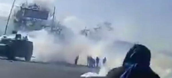 Policías arrojan gases a padres de los 43 de Ayotzinapa en Chiapas