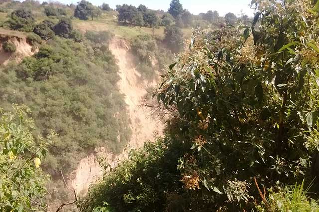 Por temblor, aumenta tamaño de barranca en Chiautzingo