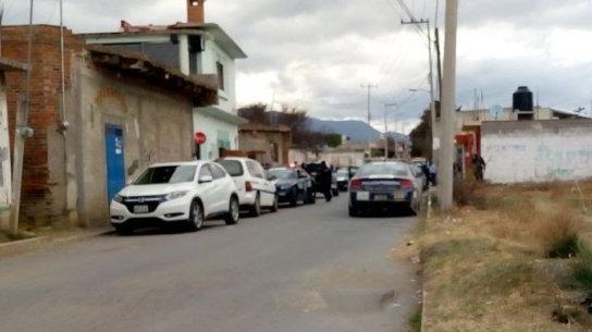 VIDEO Aseguran autos robados y mercancía ilícita en cateo en Chiautzingo