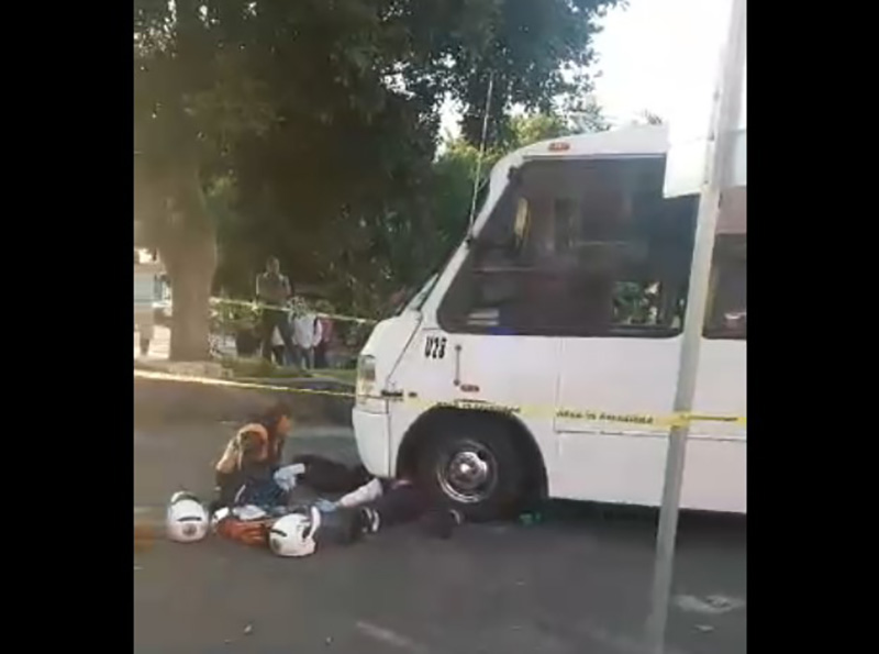 Joven es arrollada por ruta 4 y queda atorada bajo la unidad