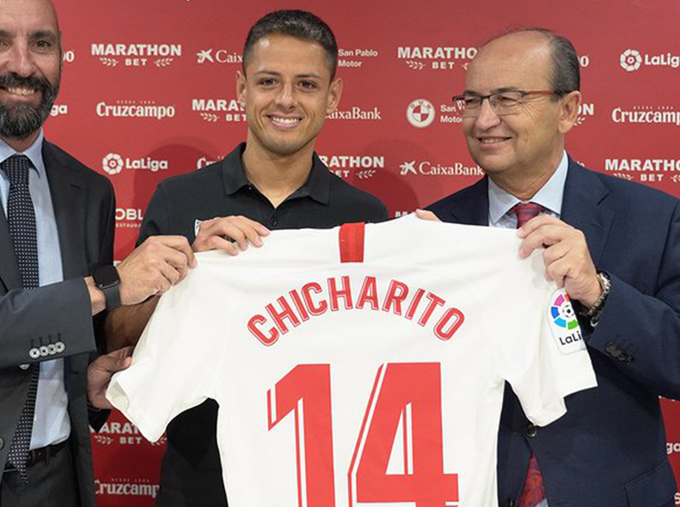 Presentan a Chicharito como jugador del Sevilla
