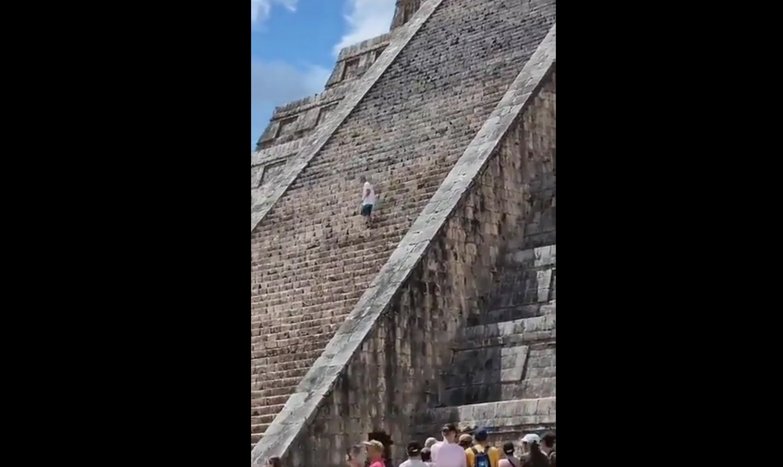Turista sube al Castillo de Chichén Itzá; visitantes exigen castigo