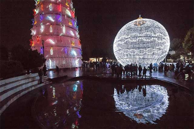 Encienden en Chignahuapan la esfera más grande del mundo