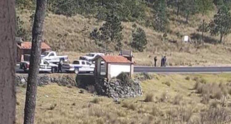 Los amarran a árbol y roban vehículo en federal Tlaxco-Chignahuapan