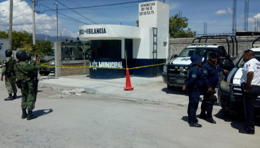 Comando roba armas y golpea a policías de San Gabriel Chilac