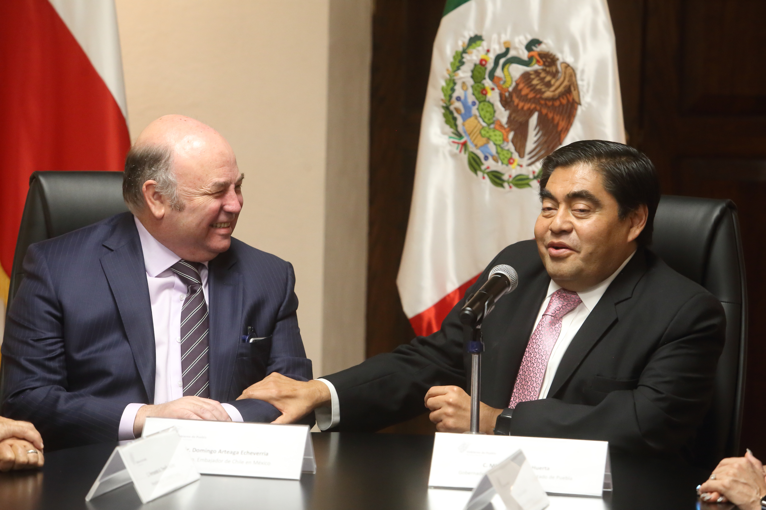 Barbosa plantea portafolio de negocios a embajador de Chile