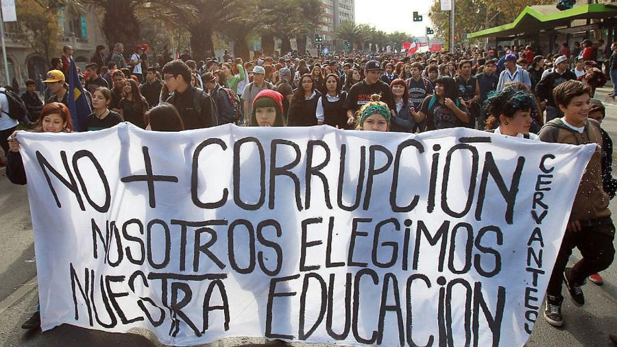 Protesta estudiantil en Chile termina en enfrentamiento con policías