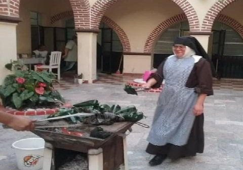 Madres Clarisas piden ayuda a atlixquenses en venta de chiles en nogada
