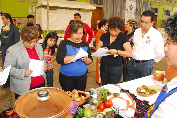 Delicioso concurso de Chilposo para cerrar la feria de Teziutlán
