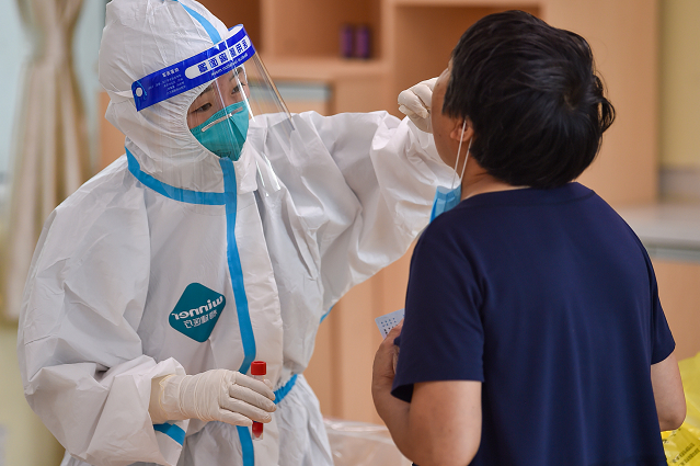 China aísla tercera ciudad ante brote de coronavirus
