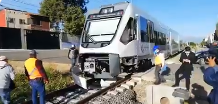 VIDEO Chocan tren turístico y vehículo particular en Momoxpan