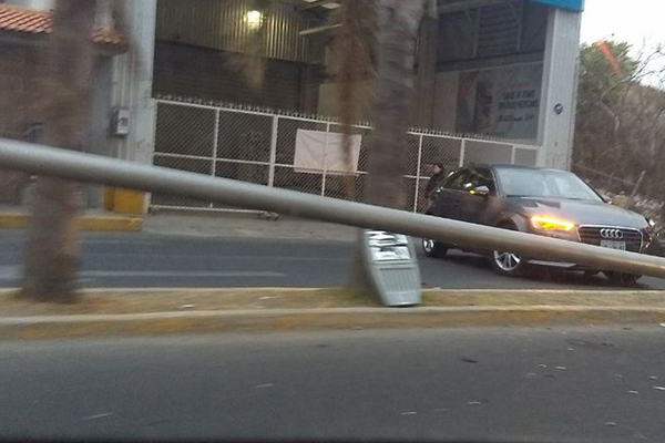 Destroza su Audi tras chocar contra poste en Lomas de Angelópolis