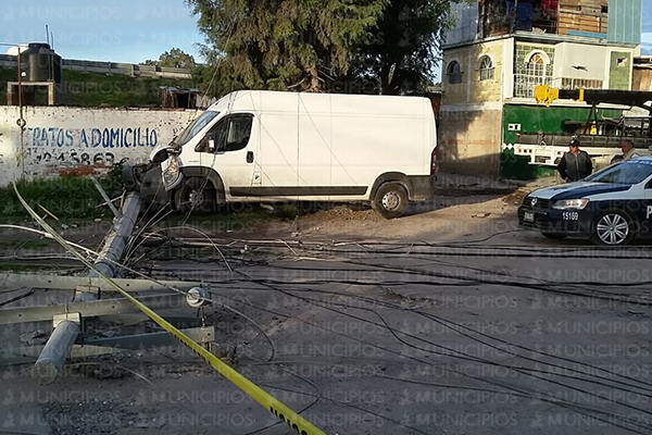 Chocan camioneta robada y dejan sin luz a vecinos de Texmelucan