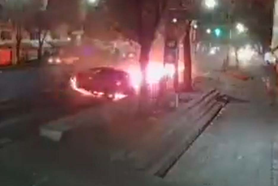 VIDEO Tras choque fallece atropellado un abuelito y se calcina auto