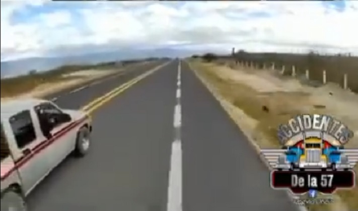 VIDEO Chofer evita robo y saca a asaltantes de carretera en Tehuacán