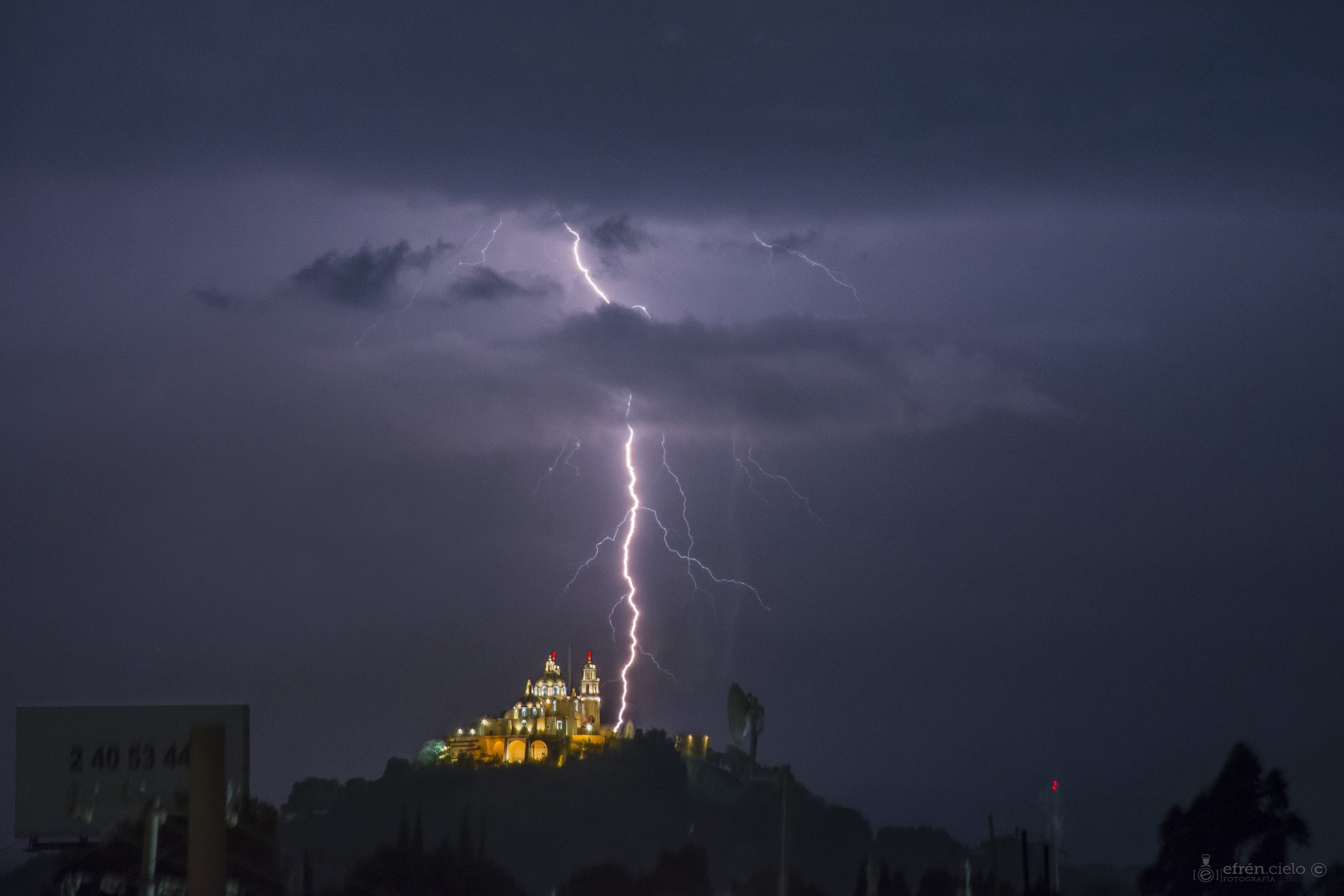 Fotógrafo capta impresionante tormenta eléctrica sobre Cholula