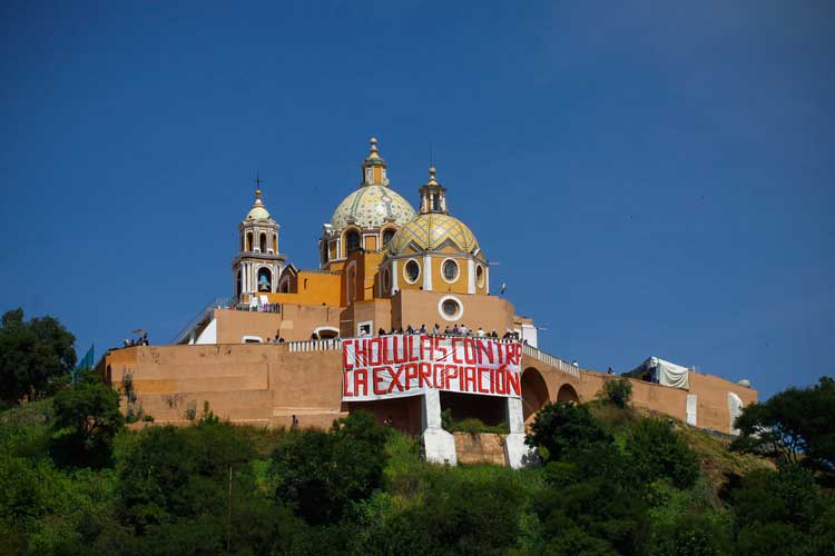 Círculo de Defensa coloca megamanta en iglesia de Los Remedios