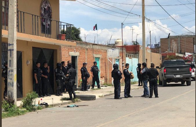 Pobladores incendian auto de ladrones en San Pedro Cholula 