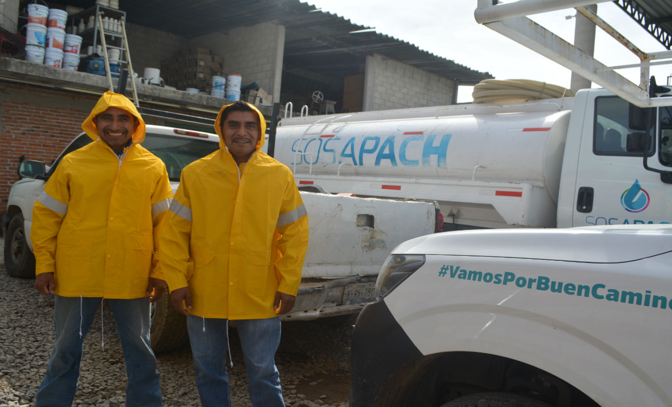 Entregan equipo para lluvias a personal del SOSAPACH