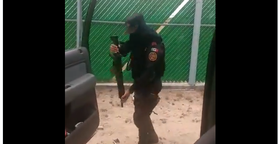 VIDEO Policía de NL hace #LaChonaChallenge con todo y arma